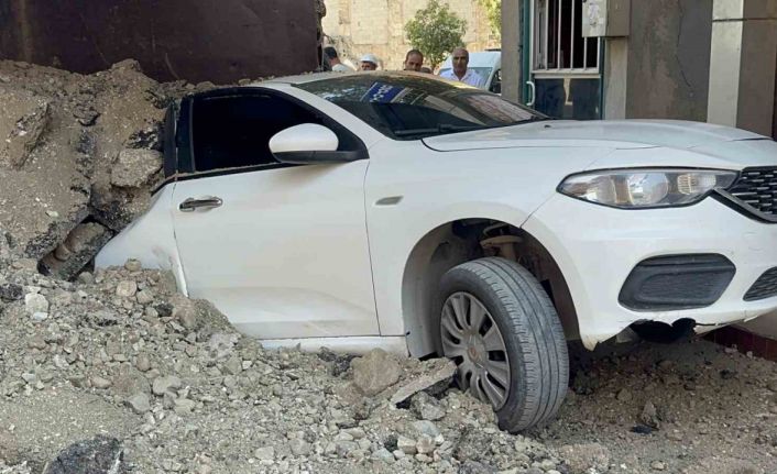 Elazığ’da hafriyat kamyonu otomobilin üzerinde devrildi: 1 yaralı