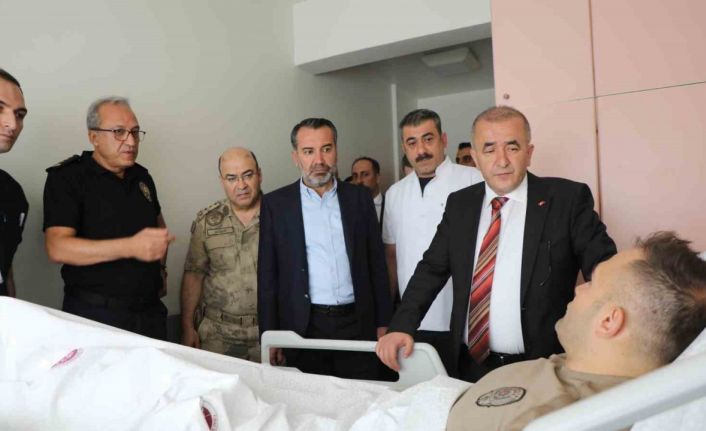 Elazığ’da il protokolü çatışmada yaralanan polisi ziyaret etti