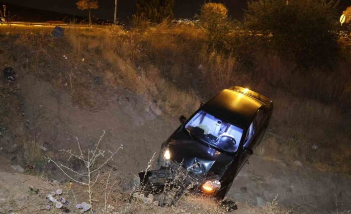 Elazığ’da otomobil şarampole uçtu: 5 yaralı