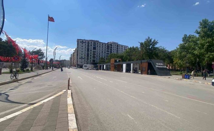Elazığ’da sıcaklık 40 dereceye yaklaştı, caddeler boş kaldı