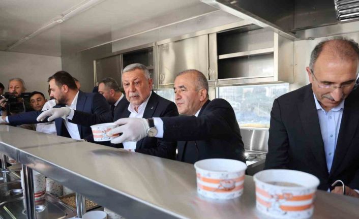 Elazığ’da vatandaşlara aşure ikram edildi