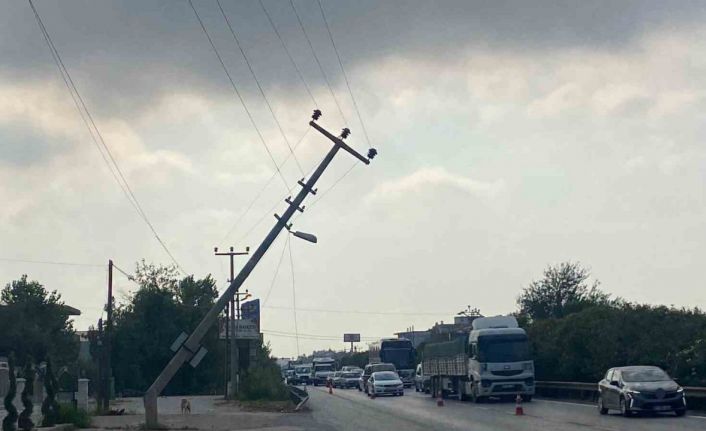 Elektrik direğine çarpan tır, trafiği tehlikeye soktu