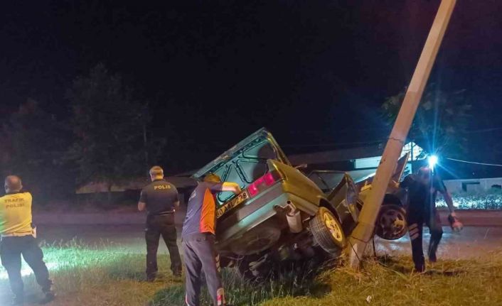 Elektrik direğine çarpan Tofaş hurdaya döndü