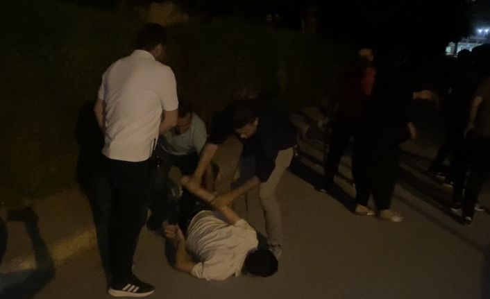 Eli bıçaklı genç polisin biber gazlı müdahalesiyle etkisiz hale getirildi