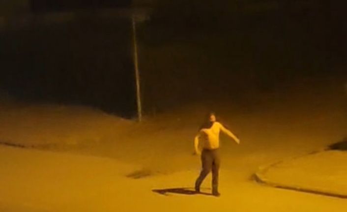 Elinde bıçakla sokak ortasında bağırdı: "Adam olun lan, ben buradayım"
