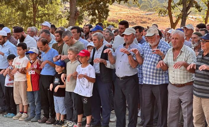 Eller yağmur ve orman yangınları için semaya açıldı