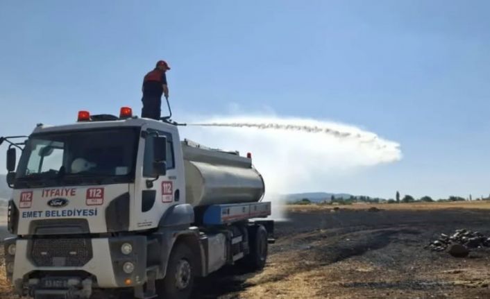 Emet’te biçerdöver kaynaklı yangında yaklaşık 500 dekar ekili alan zarar gördü