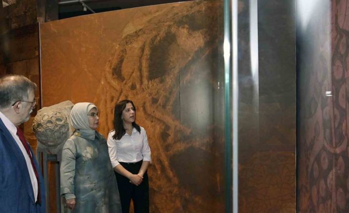 Emine Erdoğan Anadolu Selçukluları Sergisi’ni ziyaret etti