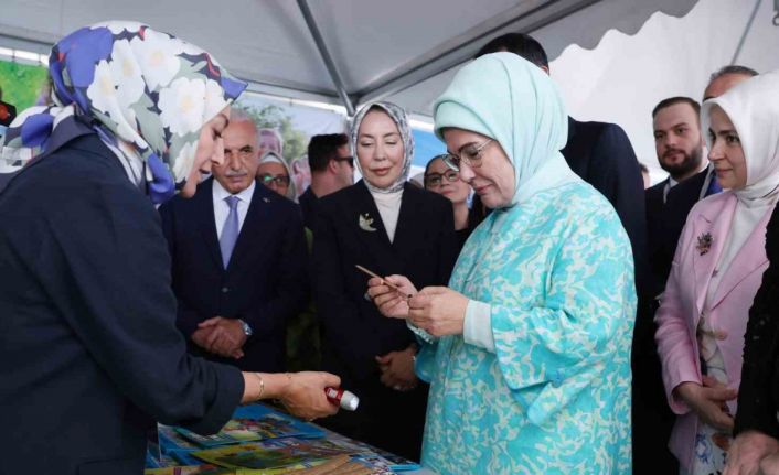 Emine Erdoğan, Ümraniye Çevre Şenliği’nde çocuklarla birlikte teraryum hazırladı