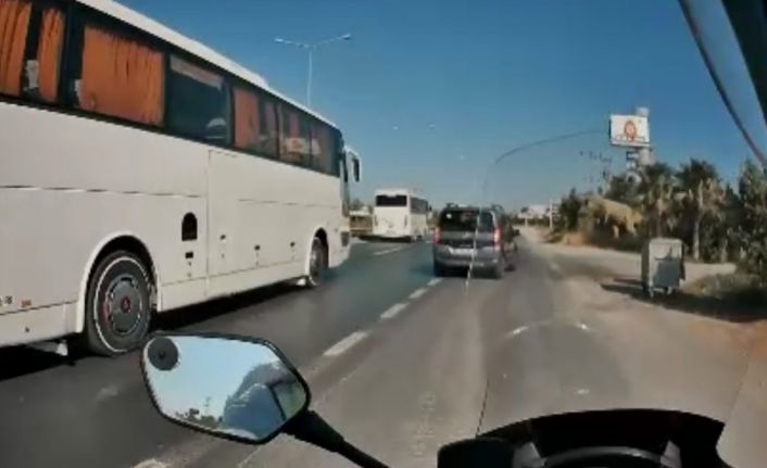 Emniyet şeridine geçen hafif ticari araca çarpıp takla attı, o anlar kameraya yansıdı