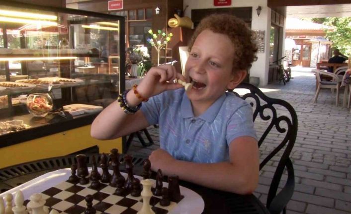 En tatlı satranç, rakibinden kazandığı taşı afiyetle yedi