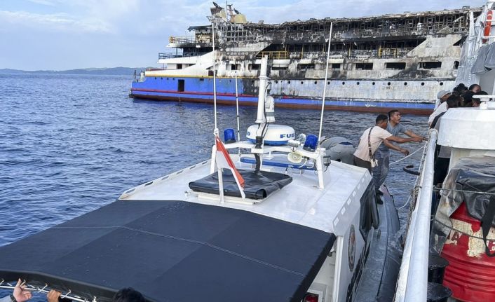 Endonezya’ya 3 kişinin öldüğü feribot yangınında 568 kişi kurtarıldı