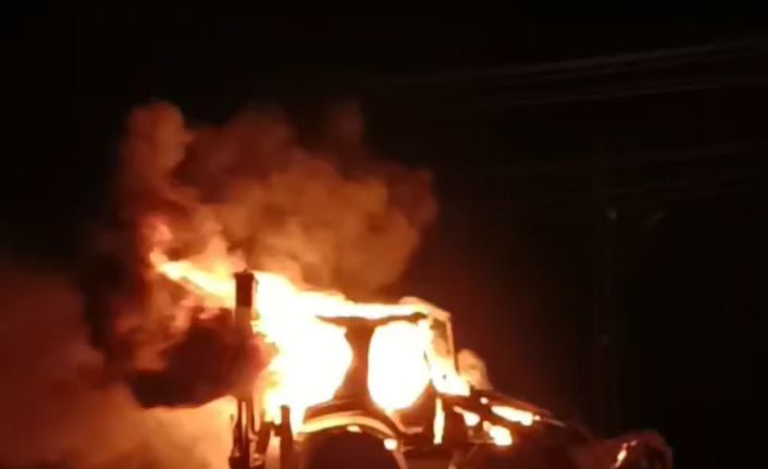 Erciş’te iş makinesi alev alev yandı