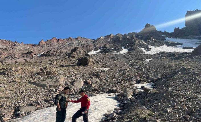 Erciyes’te 3 bin 350 metre yükseklikte mahsur kalan dağcı kurtarıldı