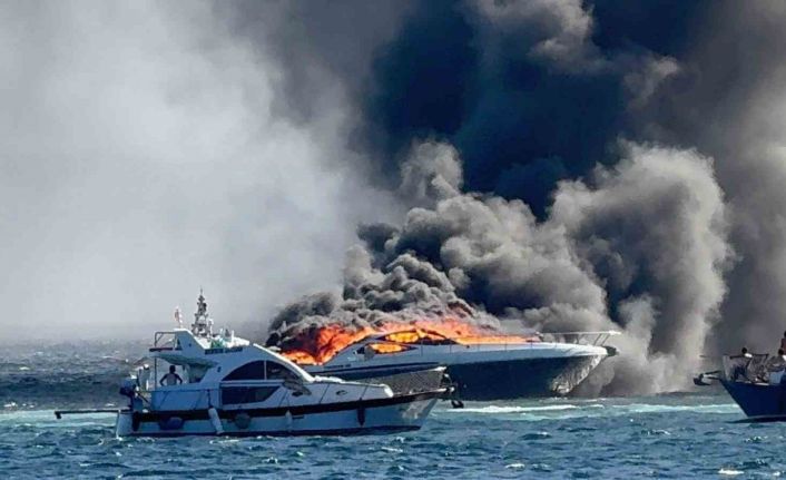 Erdek açıklarında lüks yat alev alev yandı