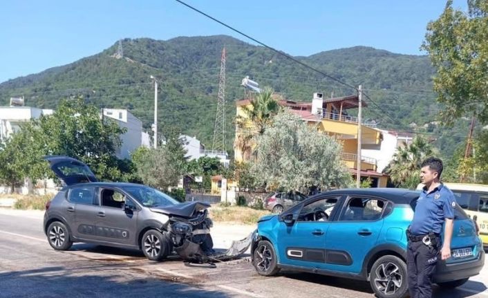 Erdek’te iki araç kafa kafaya çarpıştı: 5 yaralı