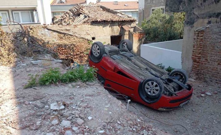 Erdek’te park etmeye çalışırken takla atan araç arsaya düştü