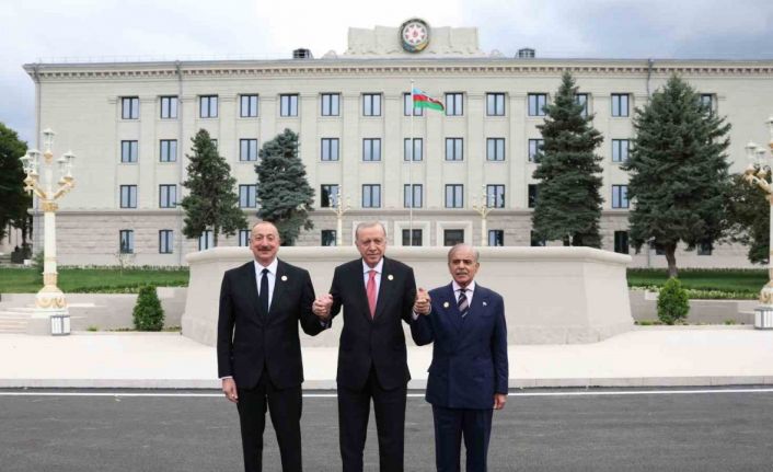 Erdoğan, Hankendi simge binası önünde fotoğraf çektirdi
