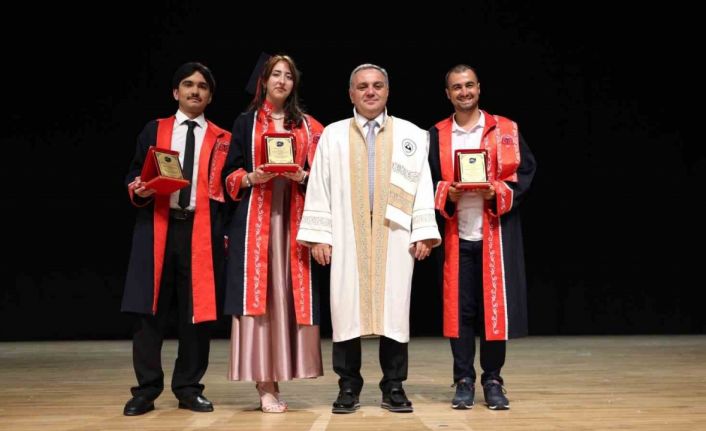 ERÜ Edebiyat Fakültesi mezuniyet sevinci