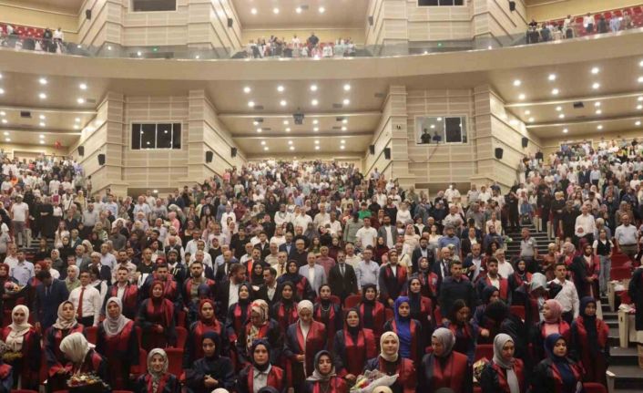 ERÜ İlahiyat Fakültesi’nde mezuniyet heyecanı