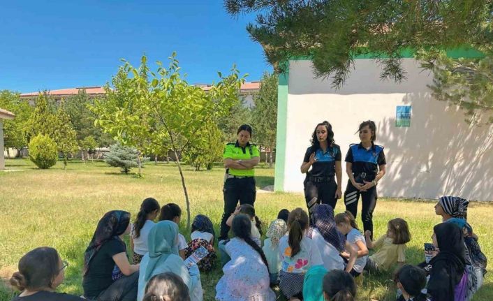 Erzincan polisi çocukları bilgilendiriyor