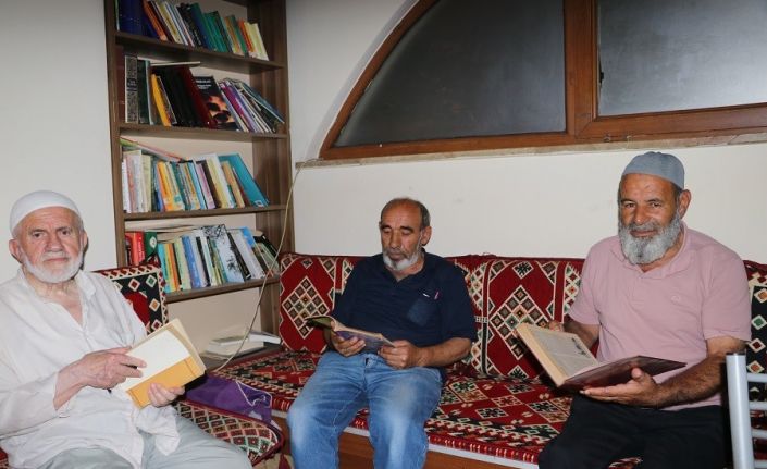 Erzincan’da camiler kitapla buluştu: Hem çay yudumluyorlar hem kitap okuyorlar