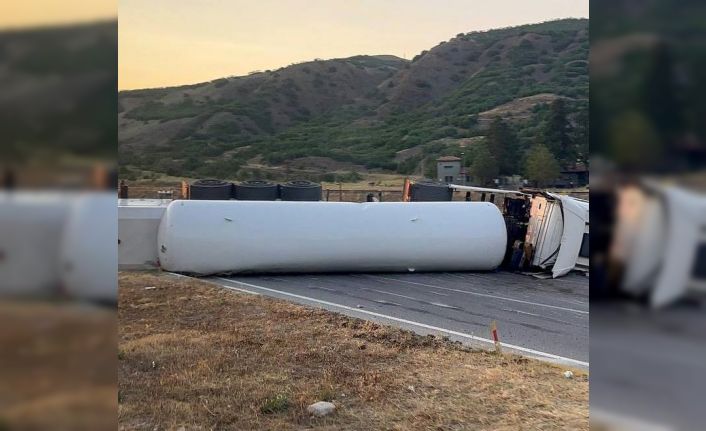 Erzincan’da devrilen kimyasal gaz yüklü tır ulaşımı 3 saat aksattı