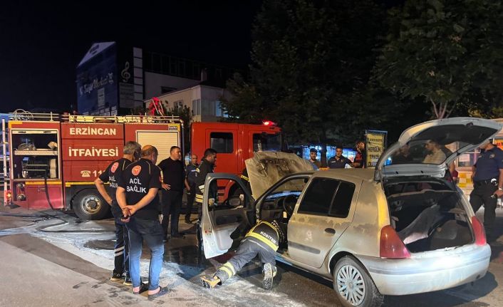 Erzincan’da gece saatlerinde korkutan araç yangını