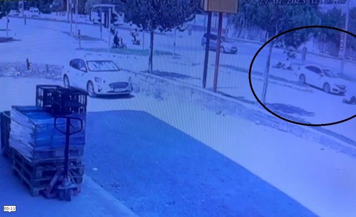 Erzincan’da otomobil ile elektrikli bisikletin çarpışma anı güvenlik kamerasına yansıdı