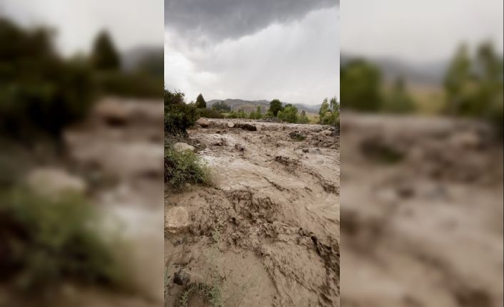 Erzincan’da sağanak yağış sele dönüştü Sakaltutan mevkiinde dereler aştı