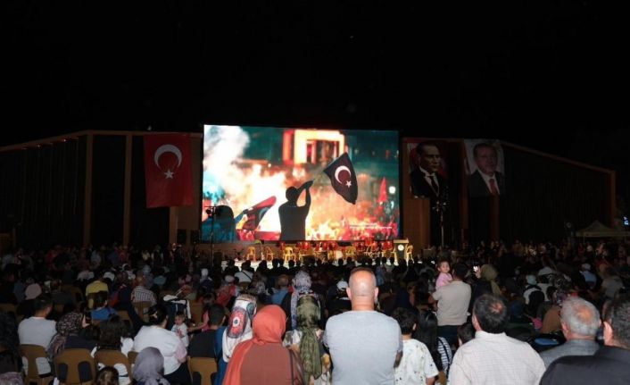 Erzincan’da vatandaşlar 15 Temmuz’da tek yumruk oldu