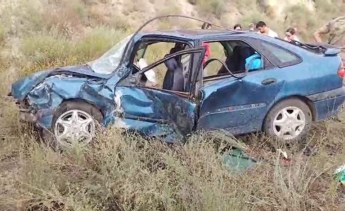 Erzurum-Artvin karayolunda iki araç kafa kafaya çarpıştı: 3 yaralı