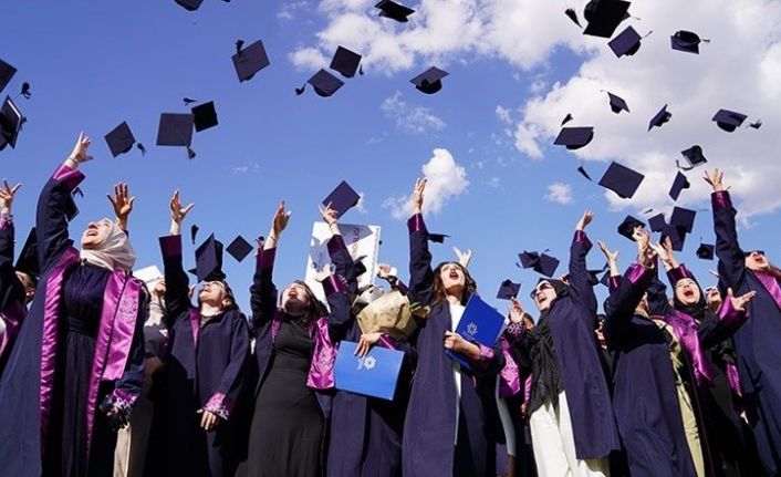 Erzurum Teknik Üniversitesi 2024-2025 akademik yılı mezuniyet töreni kurumsal bir coşku ile gerçekleştirildi