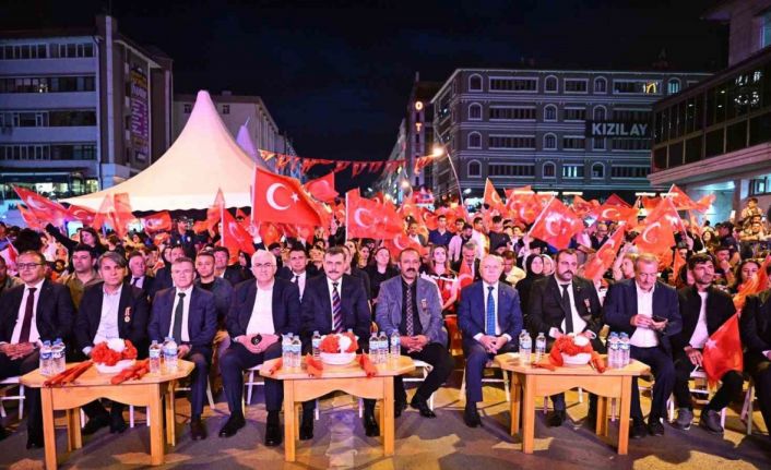 Erzurum’da demokrasi nöbetine yoğun katılım