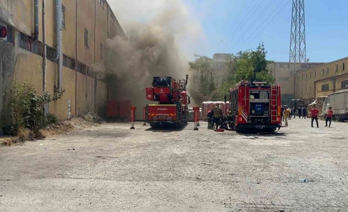 Esenyurt’ta bir kazan imalathanesi yandı: 1 kişi dumandan etkilendi