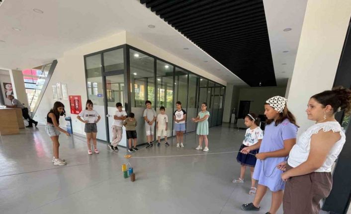 Esenyurt’ta çocuklar hem öğreniyor hem eğleniyor