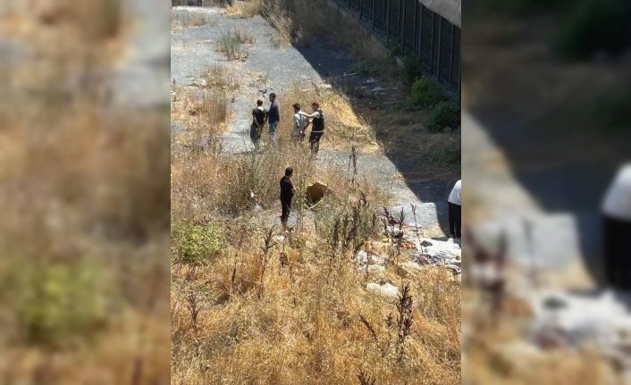 Esenyurt’ta gündüz vakti uyuşturucu kullanan şahıslar cep telefonu kamerasına yansıdı