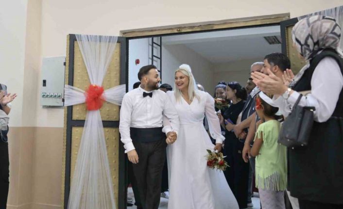 Esenyurt’ta Roman çiftlere düğün havasında toplu nikah töreni