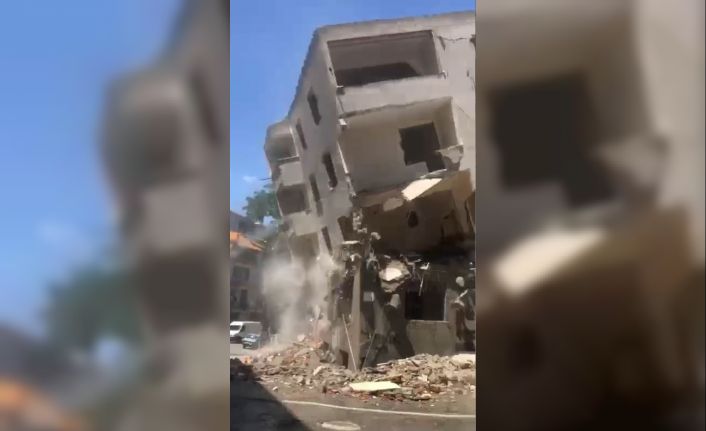 Esenyurt’ta yıkımı yapılan bina bir anda çöktü
