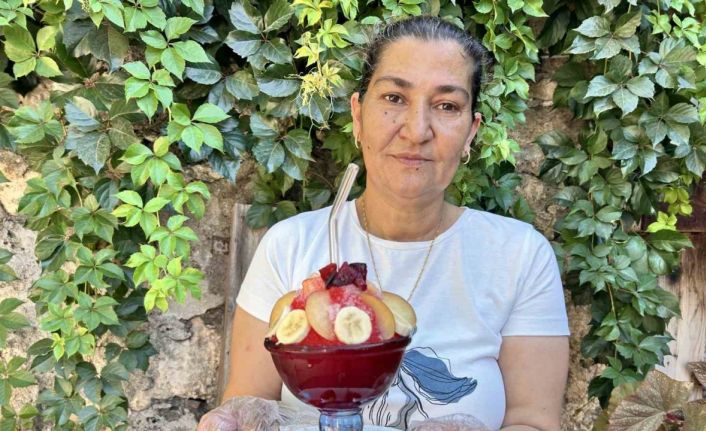 Eşinin iş kazası geçirmesiyle hayatı değişen kadın, 450 yıllık külliyede serinleten lezzet bici biciyle hayata tutundu