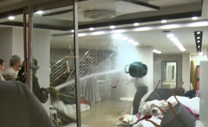 Eşinin mağazasına girip gelinliklerin üzerlerine kolonya döktü, tüpe çakmağı dayayınca tazyikli suyu yedi