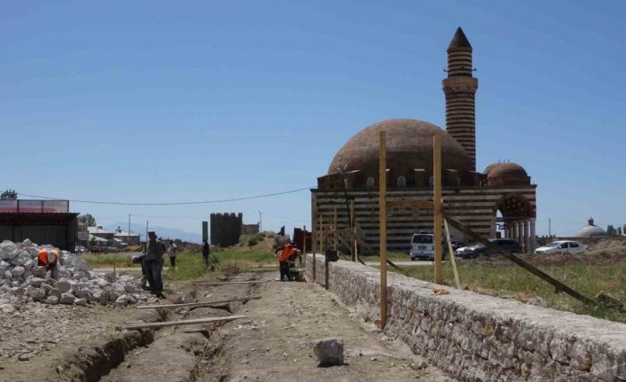 Eski Van Şehri’nin surları ayağa kaldırılıyor
