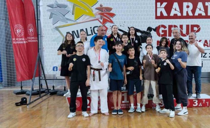 Eskişehirli sporcular karate turnuvasında kürsüden inmedi