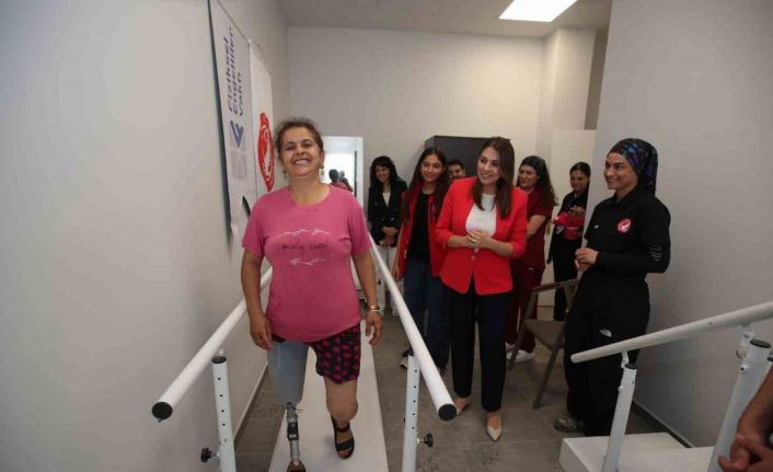 Esra Masatlı, Engelli Sosyal Girişimcilik Merkezi’nde tedavi olan vatandaşlarla bir araya geldi