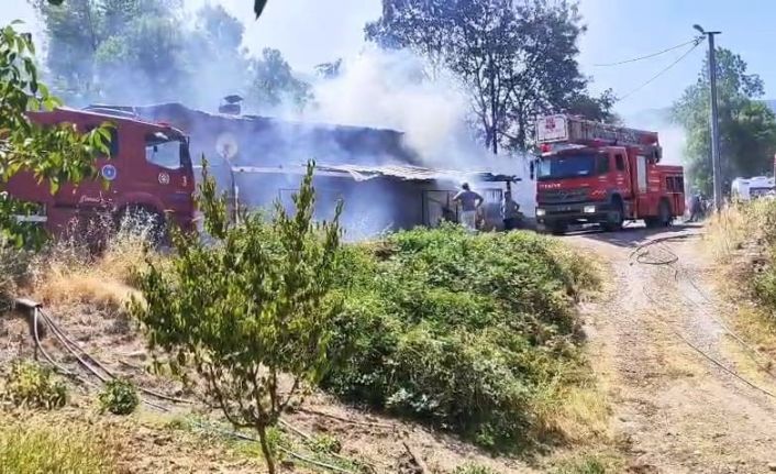 Ev alevler içinde kaldı, uyuyakalan ev sahibini çevredekiler kurtardı