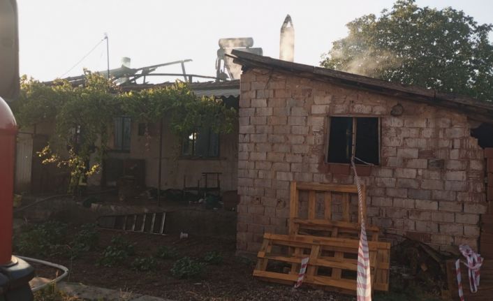 Evde çıkan yangında yatağa bağımlı yaşlı kadın hayatını kaybetti