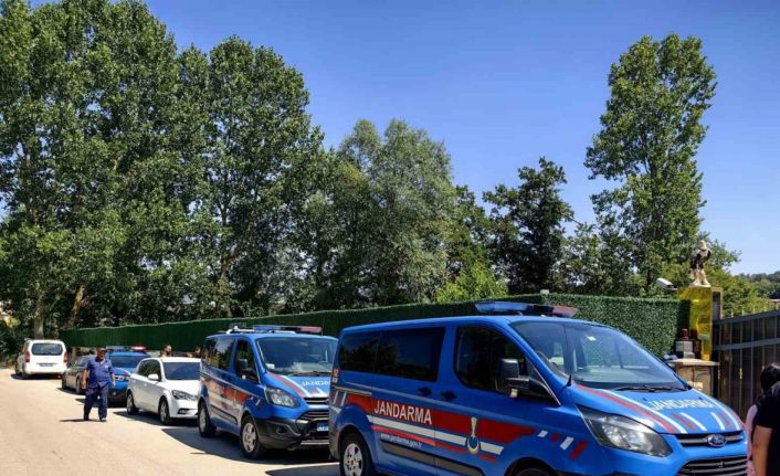 Evinde silahla vurulmuş halde bulundu