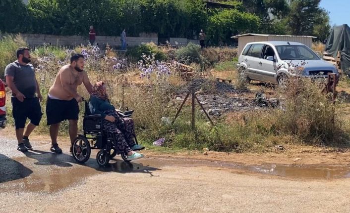 Evine yaklaşan alevlerden kurtarılan kadın tekerlekli sandalyeyle bölgeden uzaklaştırıldı