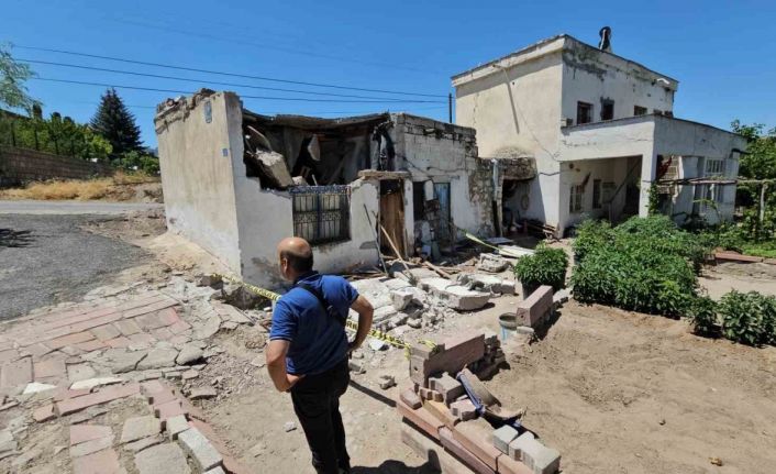 Evinin çatısı üzerine çöken yaşlı adam ağır yaralandı