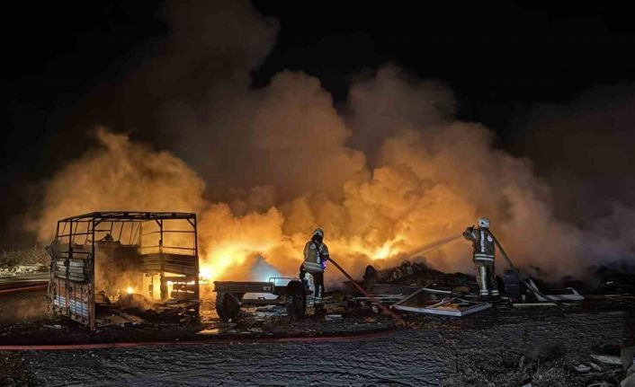 Eyüpsultan’da alevler geceyi aydınlattı: Lastik deposunda korkutan yangın